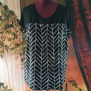 EUC: AUW Sze. 3X Black White Chevron V-Neck Blouse